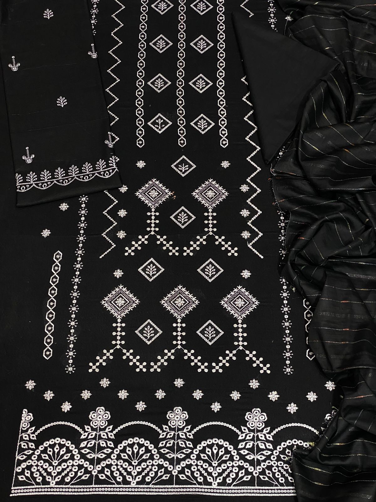 Bin Saeed Luxury Karandi 3Pc Embroidered Suit with Jacquard Dupatta – Black Design 02